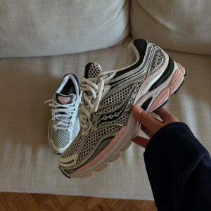 SAUCONY PROGRID OMNI 9 SILVER PINK 🩷
